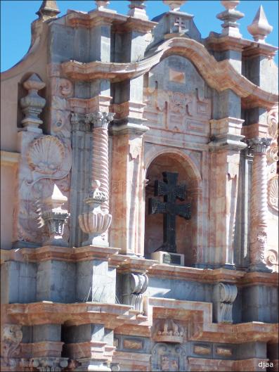 Fachada. Detalle de la cruz 