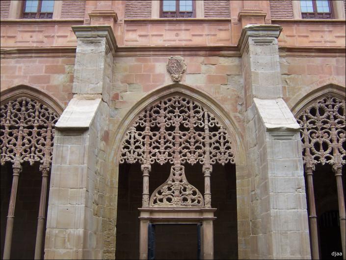 Traceras caladas de los arcos del claustro