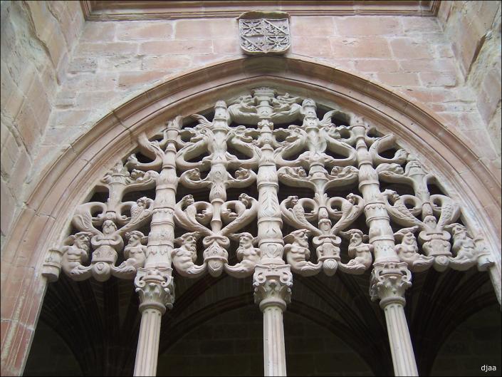 Traceras caladas de los arcos del claustro