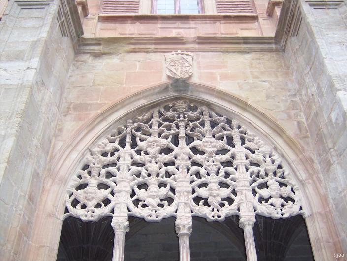 Traceras caladas de los arcos del claustro